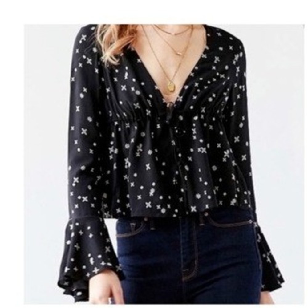 Kimchi Blue Urban Outfitters Black Floral Bell Sleeve Babydoll VNeck Blouse NWT